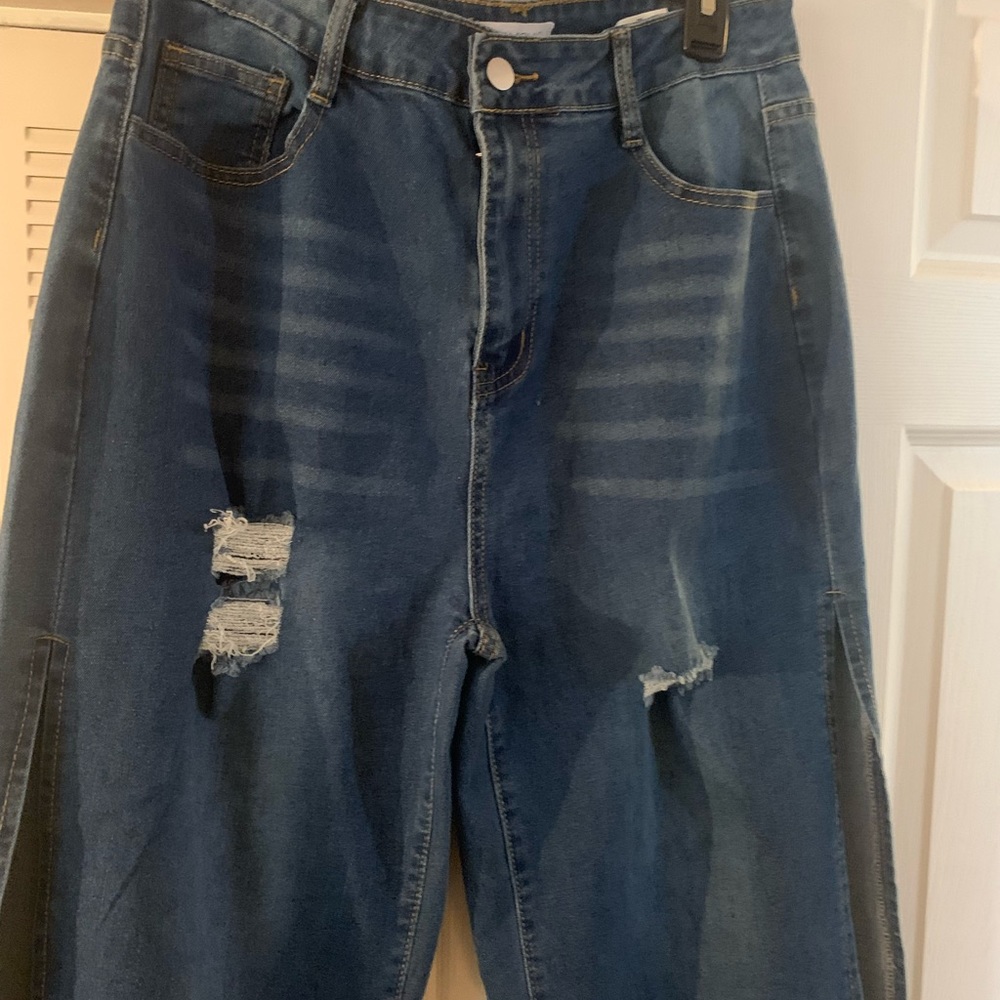 LADIES BLUE JEANS WITH SIDE SPLITS.